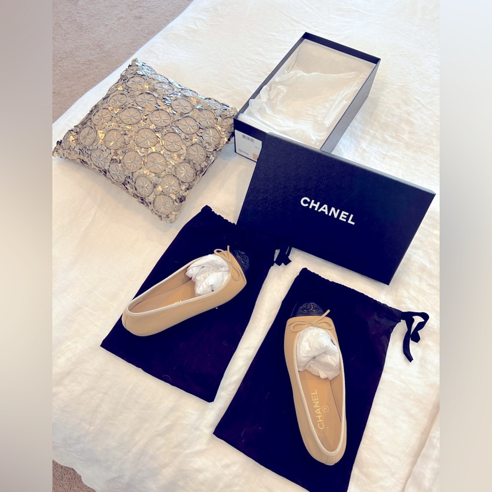 Chanel classic Flats in beige w black cap-toe size 38.5